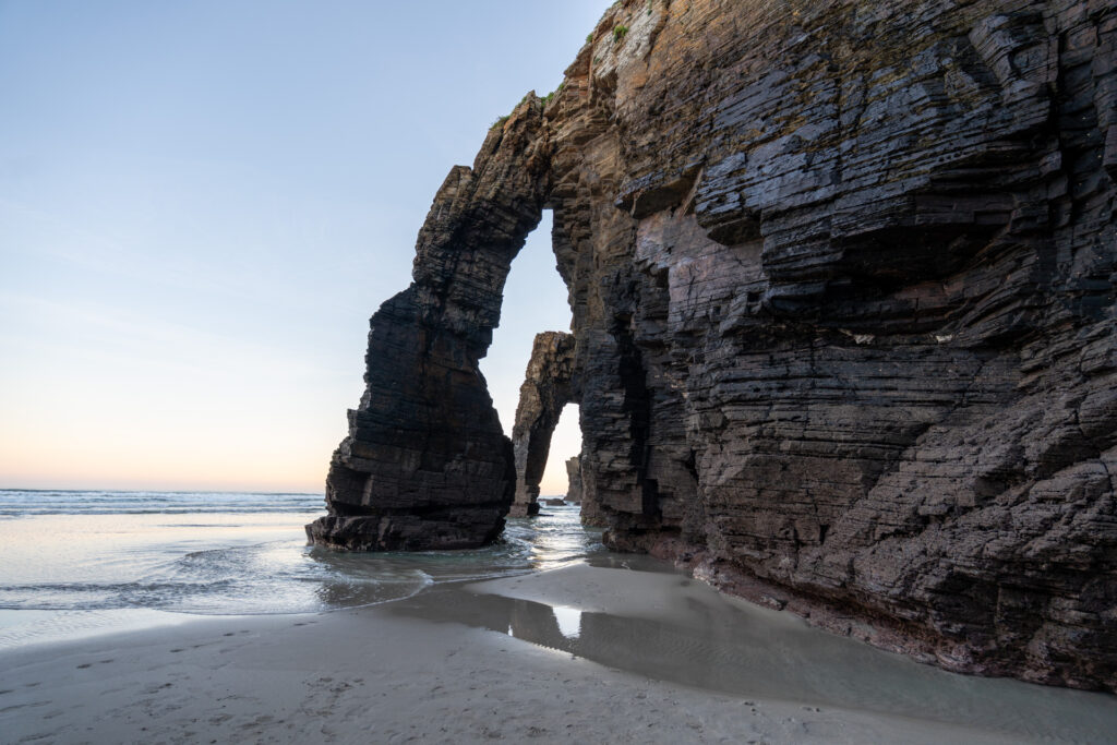 Felsbögen am Kathedralenstrand in Galicien bei Sonnenaufgang
