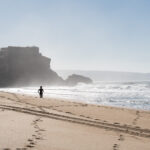 Nazare Nord Strand mit Surfer - Nordportugal