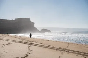 Nazare Nord Strand mit Surfer - Nordportugal