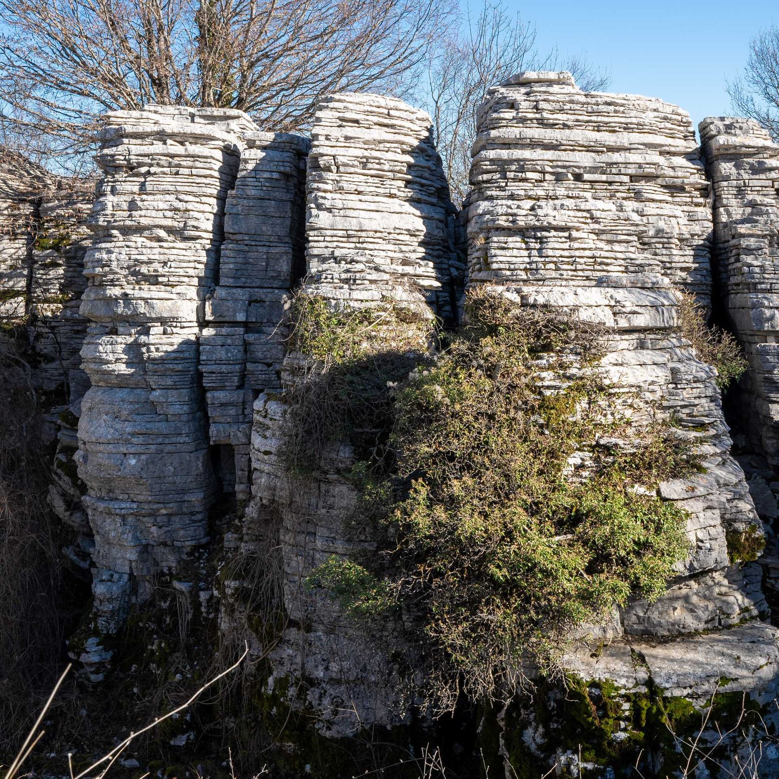 Felsformationen mit Vegetation bei Sonnenschein – Griechenland Rundreise