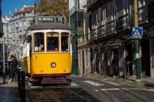Gelbes Tram in Alfama - Lissabon Sehensw&uuml;rdigkeiten