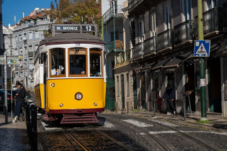 Gelbes Tram in Alfama - Lissabon Sehenswürdigkeiten