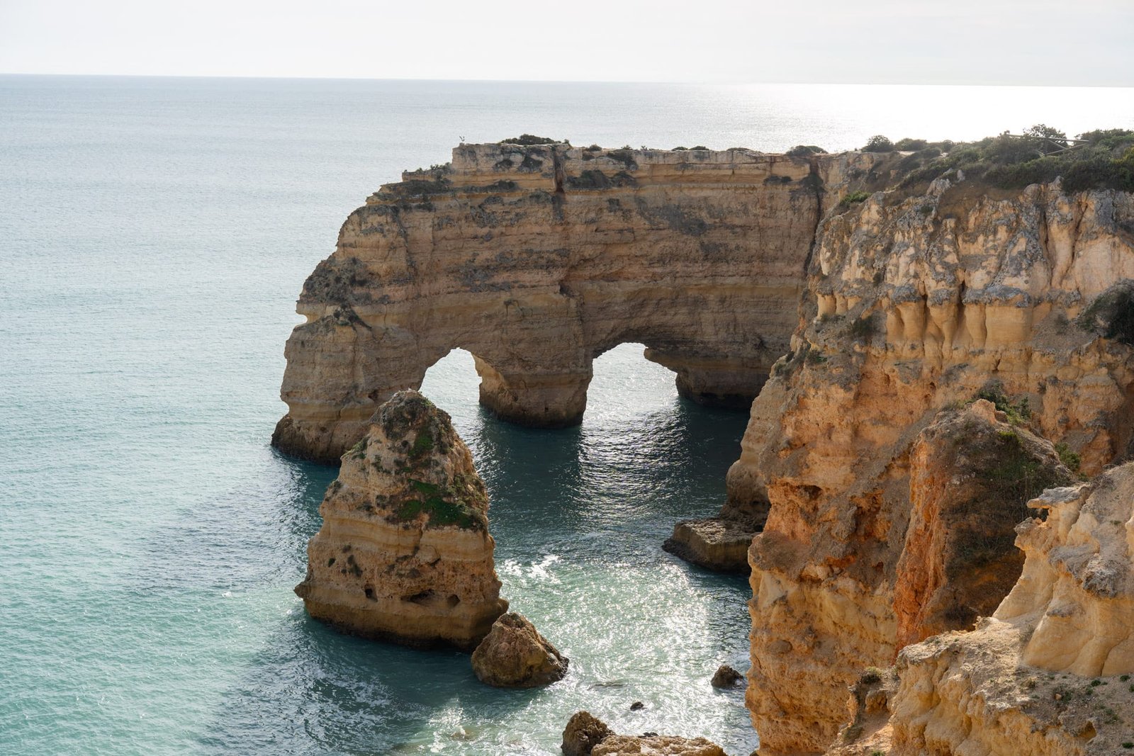 Felsbögen am Praia da Marinha in Portugal