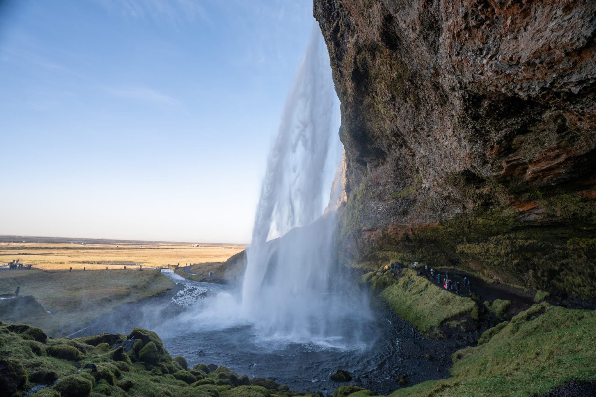 Pfad hinter dem Seljalandsfoss Wasserfall