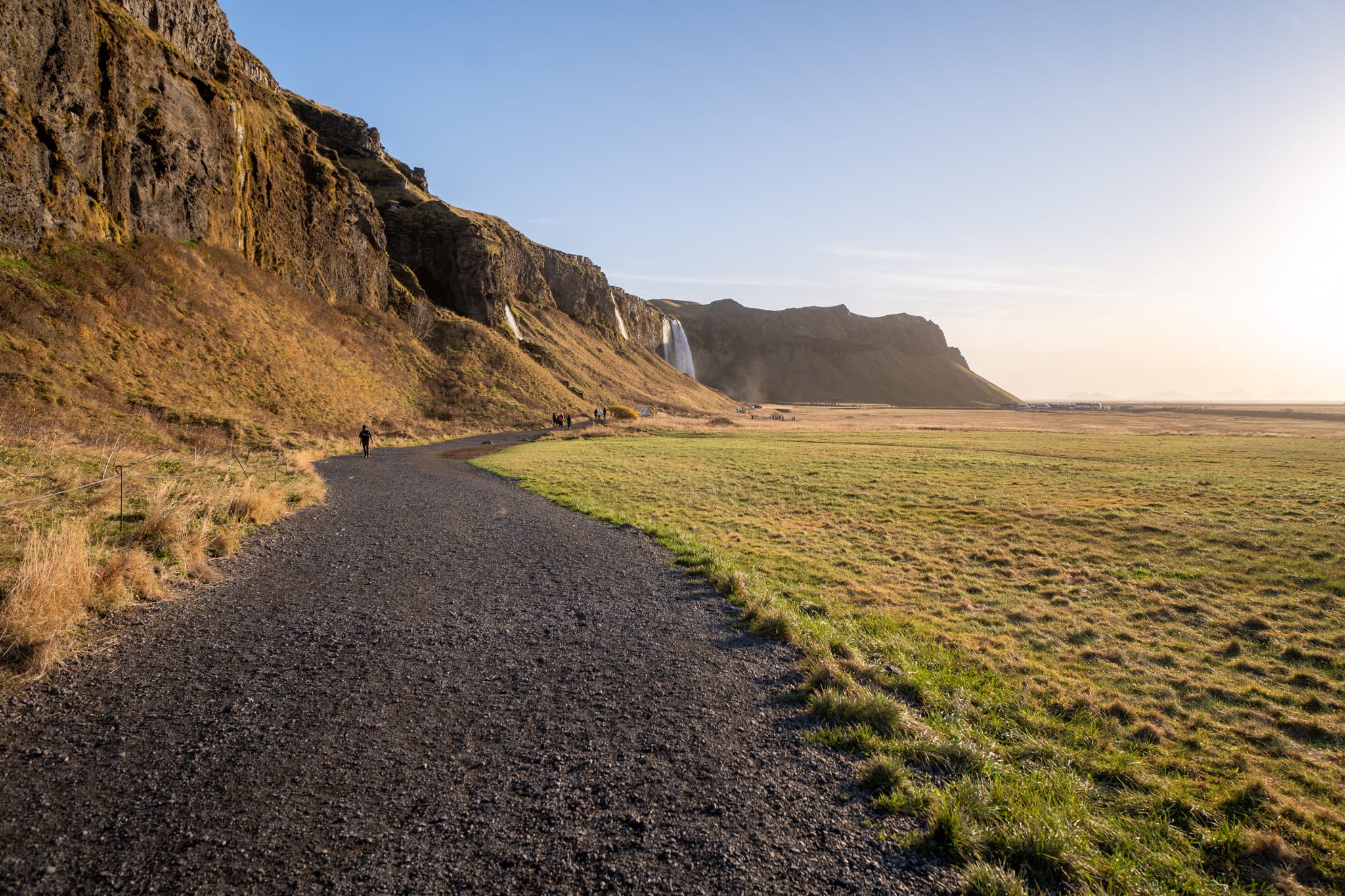 Kurzer Spaziergang beim Pfad hinter dem Seljalandsfoss Wasserfall