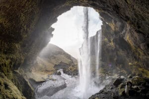 Sicht von hinten auf den Kvernufoss Wasserfall Island Rundreise 7 Tage