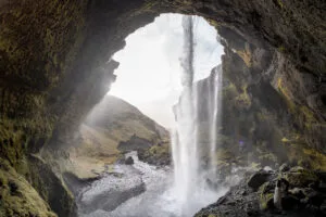 Sicht von hinten auf den Kvernufoss Wasserfall Island Rundreise 7 Tage