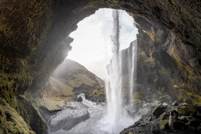 Sicht von hinten auf den Kvernufoss Wasserfall Island Rundreise 7 Tage