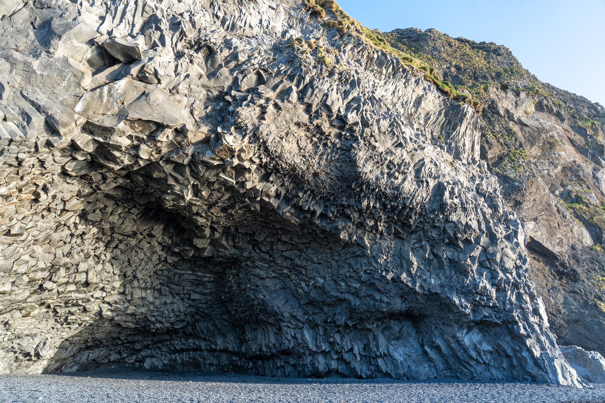 Höhle beim Strand von Reynisfjara