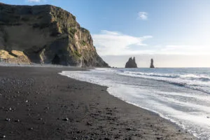 Reynisfjara Strand in Island mit Reynisdrangar