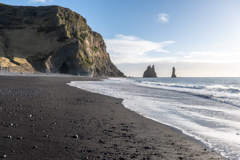 Reynisfjara Strand in Island mit Reynisdrangar
