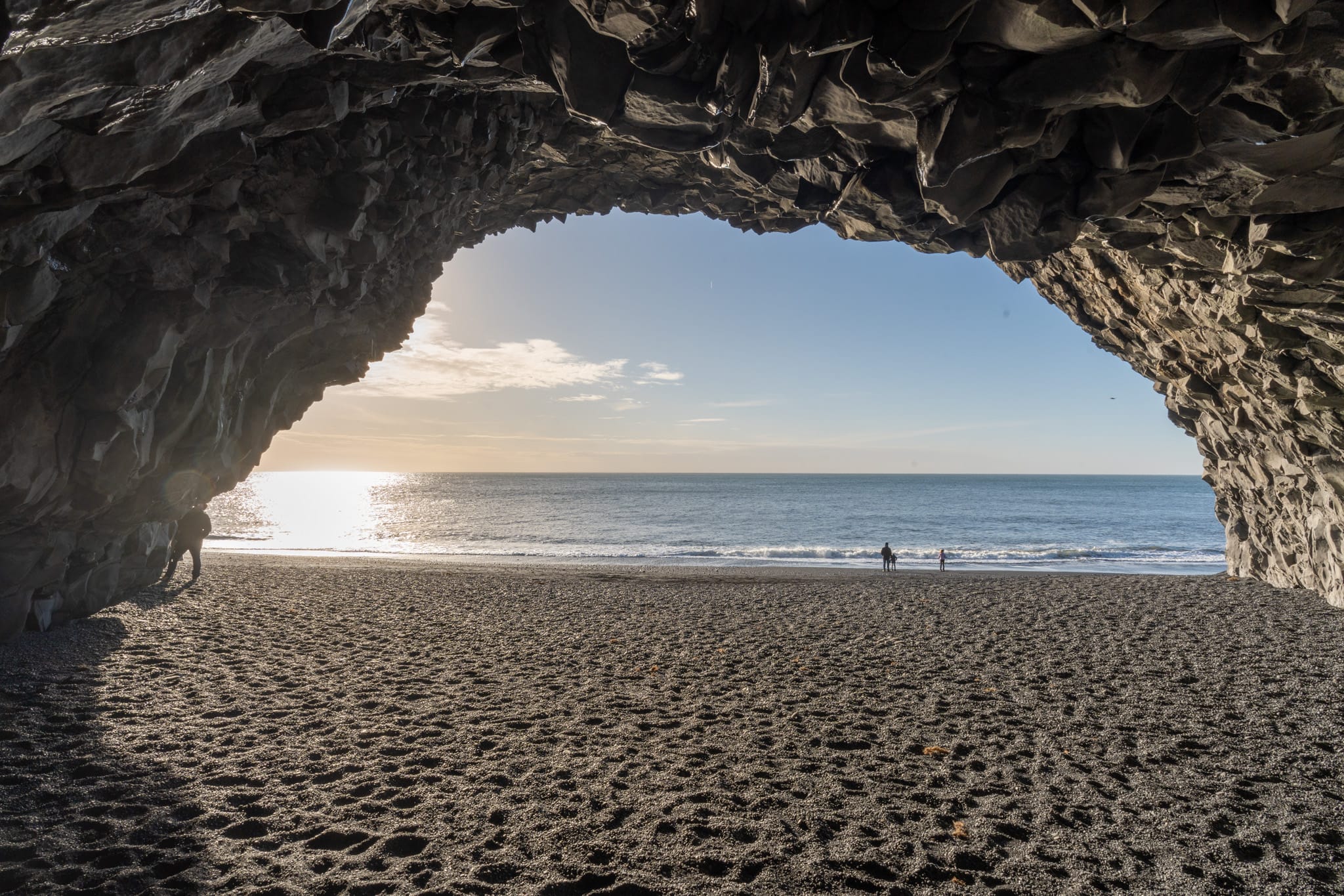 Höhle beim Reynisfjara Strand in Südisland