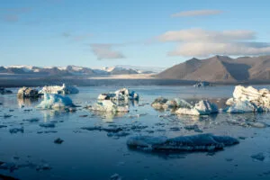 Reisekosten Island - Sonnenuntergang an der Gletscherlagune Jökulsárlón
