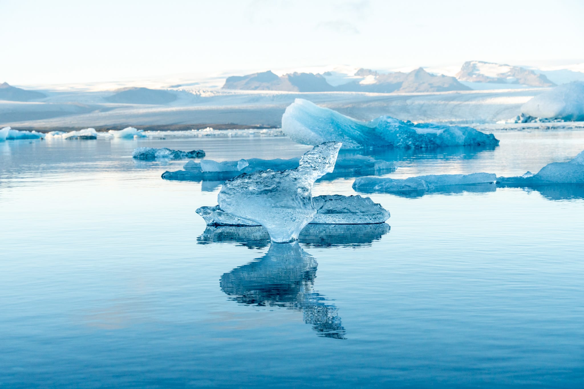 Einsbrocken in der Lagune Fjallsárlón in Island