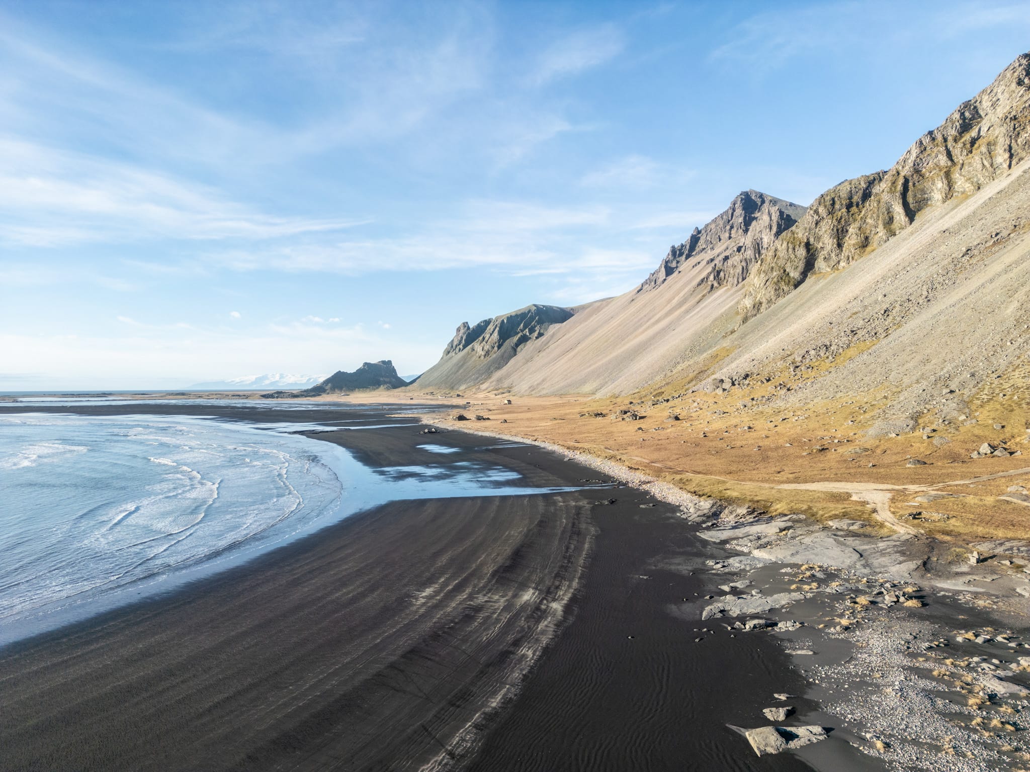 Drohnenaufnahme Vestrahorn mit schwarzen Strand - Stokksnes Island