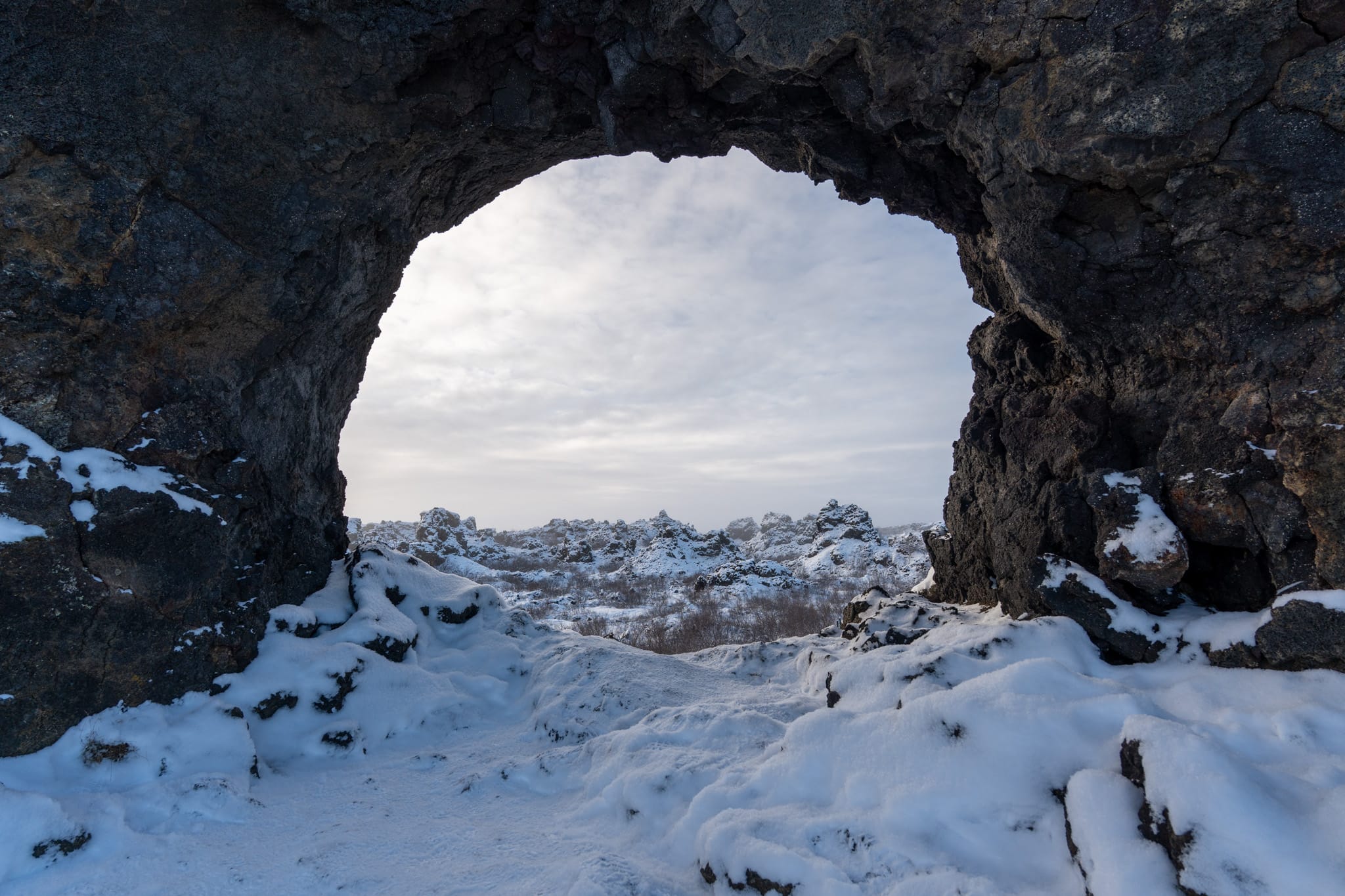 Dimmuborgir – Verschneite Lavaformationen