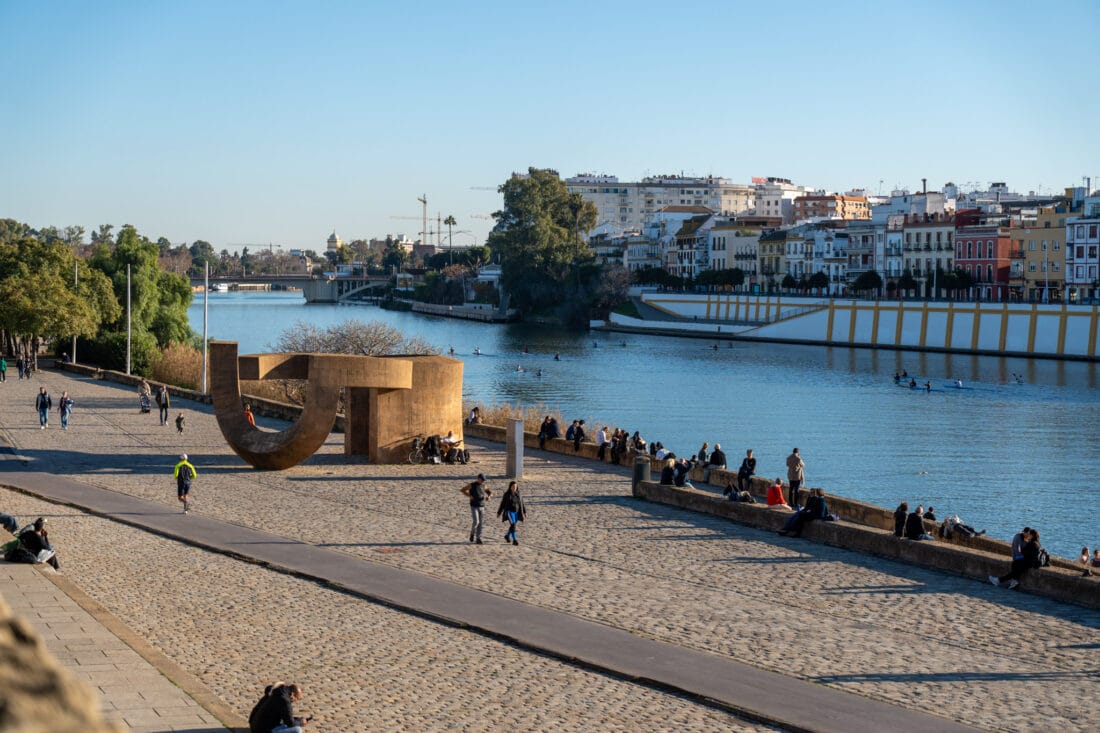 Promenade an der Guadalquivir in Sevilla