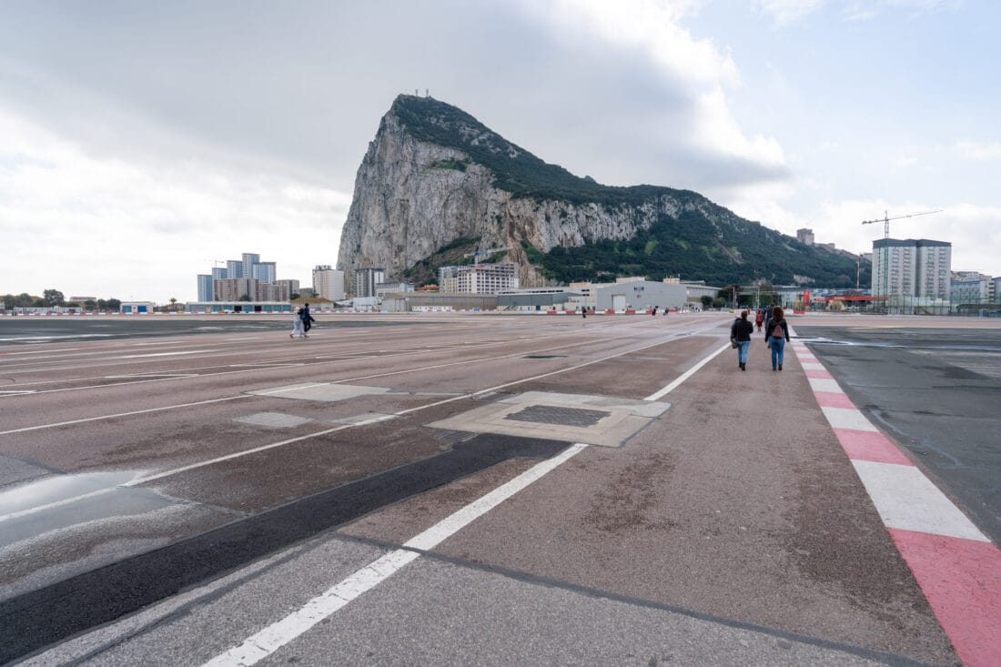 Gibraltar Sehenswürdigkeiten - zu Fuß über das Rollfeld des Flughafens