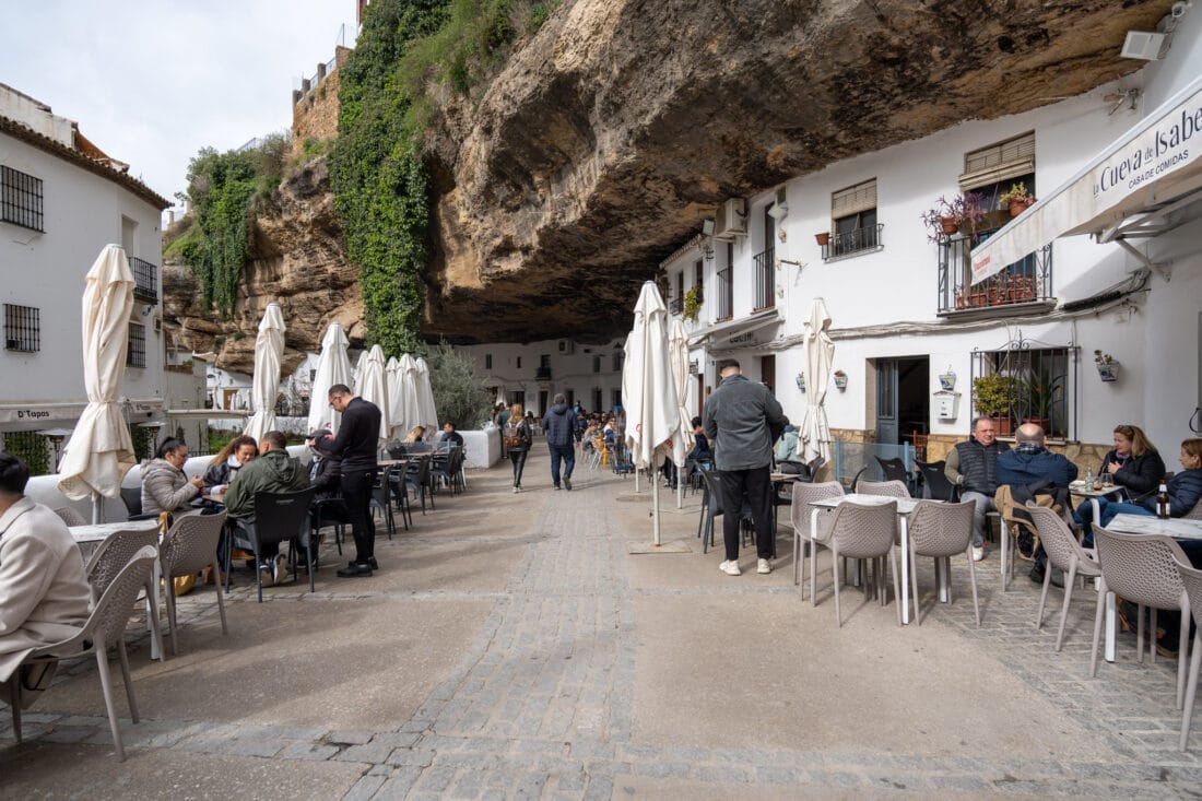 Setenil de las Bodegas Calle Cuevas del Sol – die bekannteste Straße unter dem Felsen
